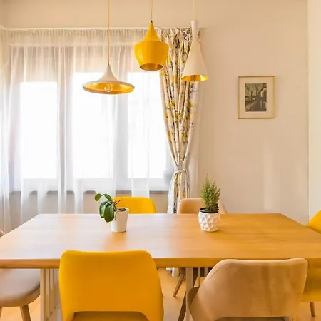 Designer Maisonette With Top Central Location